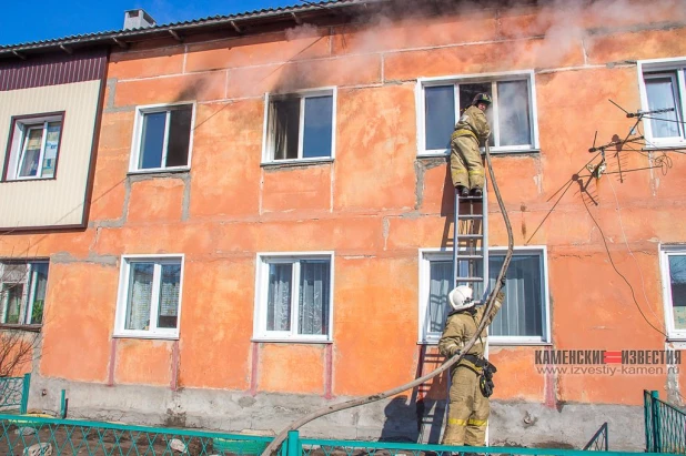 В алтайском городе мужчина упал со второго этажа, спасаясь от пожара.