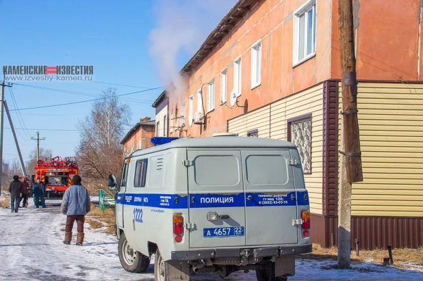 В алтайском городе мужчина упал со второго этажа, спасаясь от пожара.