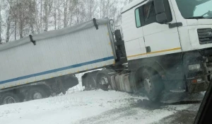 Грузовик съехал с трассы.