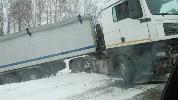 Грузовик съехал с трассы.