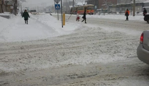 Снег на дорогах Барнаула.