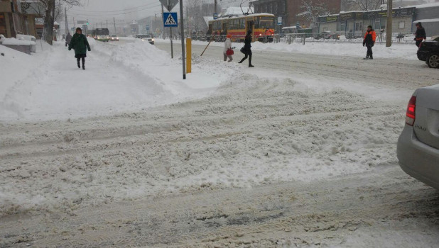 Снег на дорогах Барнаула.