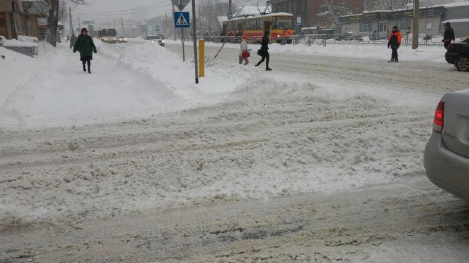 Снег на дорогах Барнаула.