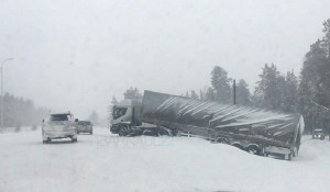 На федеральной трассе Р-256 из-за снегопада и гололеда — множество аварий. 26 марта 2018 года.
