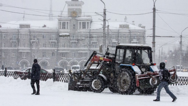 Уборка снега в Барнауле.