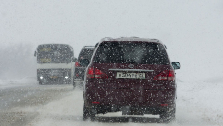 В Алтайском крае трассу завалило снегом 