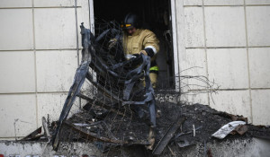 Пожарные борются с огнем в кемеровском торговом центре "Зимняя вишня".