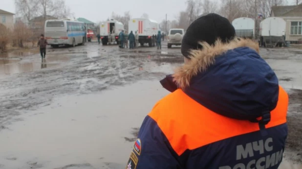 Паводок на Алтае. Спасатели МЧС пришли на помощь жителям подтопленных населенных пунктов Алтайского края. Март 2018 года.