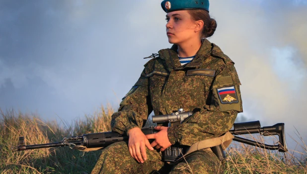 Девушки с оружием.