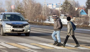 Дети из Сибирской долины идут в школу.