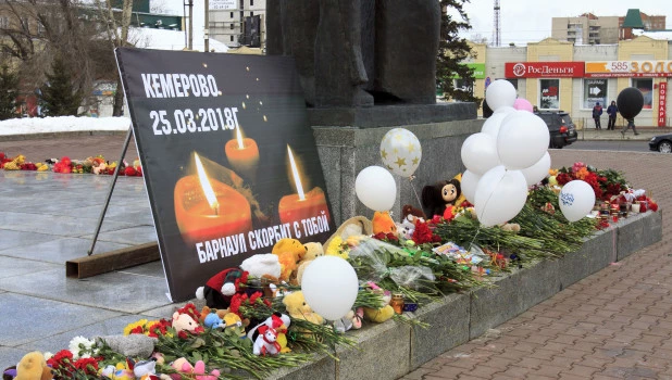Акция памяти в честь погибших в ТЦ "Зимняя вишня" в Кемерове. Барнаул, 28 марта 2018 года.
