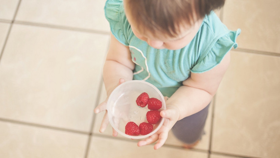 Ребенок и ягоды. Еда.