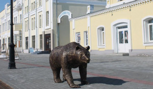 Отреставрированного медведя вернули на улицу Мало-Тобольскую. Барнаул, 2 апреля 2018 года.