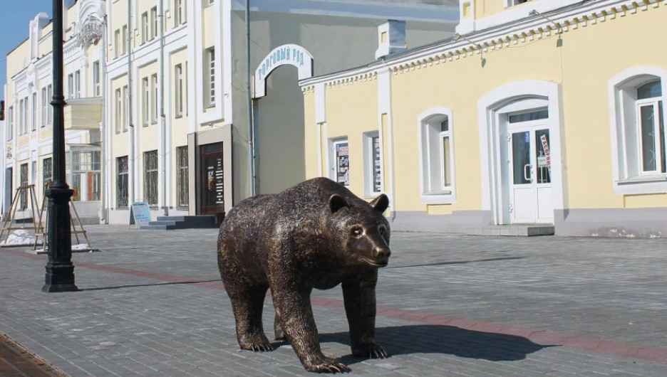 Отреставрированного медведя вернули на улицу Мало-Тобольскую. Барнаул, 2 апреля 2018 года.