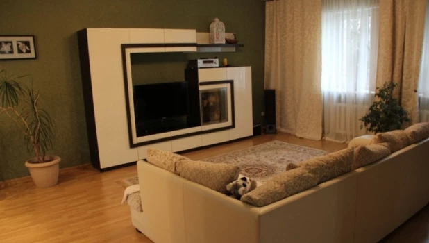 В Барнауле продают большой коттедж с двумя кухнями и садом.