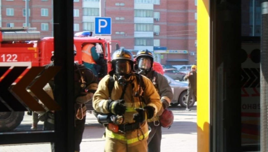 Алтайские спасатели вывели 10 человек из пожара в многоэтажке