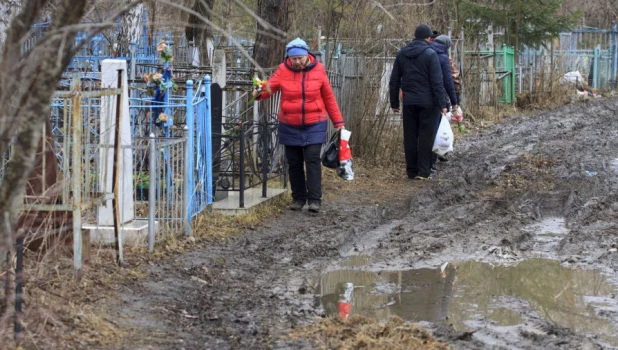 Родительский день в Барнауле. Власихинское кладбище.