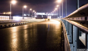 Ночное освещение автодорожной части Крымского моста.