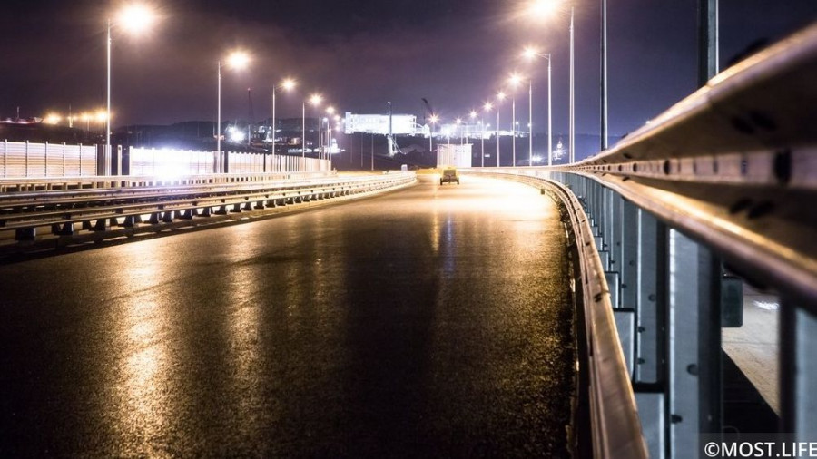 Ночное освещение автодорожной части Крымского моста.