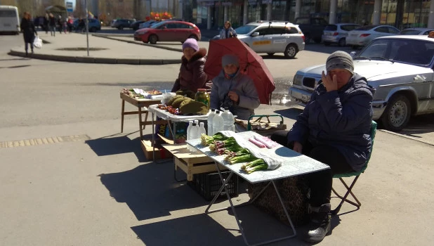 Бабушки, торгующие колбой и пилотками.