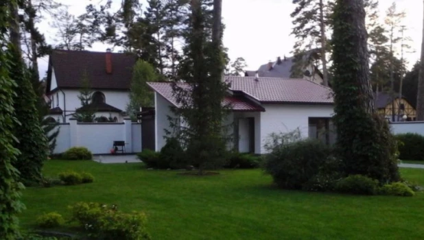 В Барнауле продают коттедж с ремонтом в стиле хай-тек и банным комплексом.