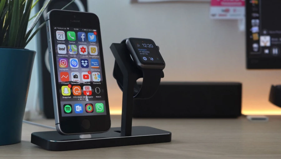 iPhone SE, соцсети. iPhone SE, соцсети.