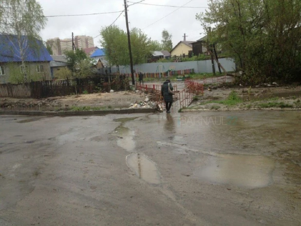 В Барнауле у моста через Пивоварку накопилась куча мусора.