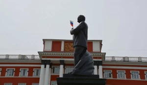 "Ленин-белогвардеец" у здания краевого суда.