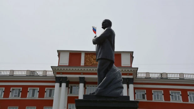 "Ленин-белогвардеец" у здания краевого суда.