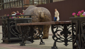 "Хвост виляет Арбатом". Скульптура медведя на улице Мало-Тобольской.