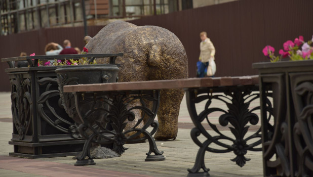 "Хвост виляет Арбатом". Скульптура медведя на улице Мало-Тобольской.