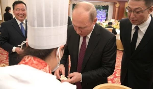 Путин лепит пельмени.