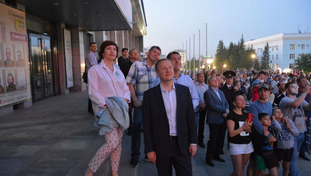 Виктор Томенко с супругой посмотрели праздничный салют в Барнауле.