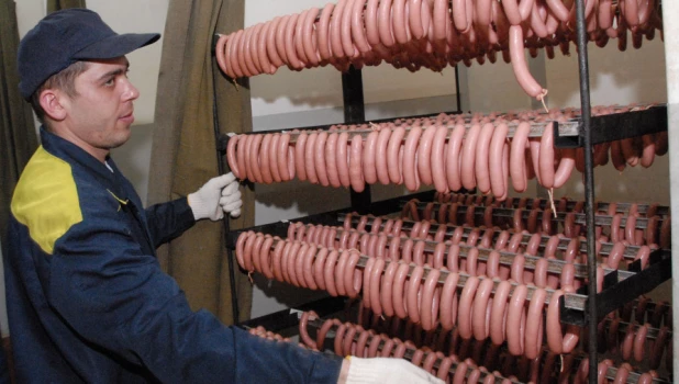 Производство колбасных изделий.