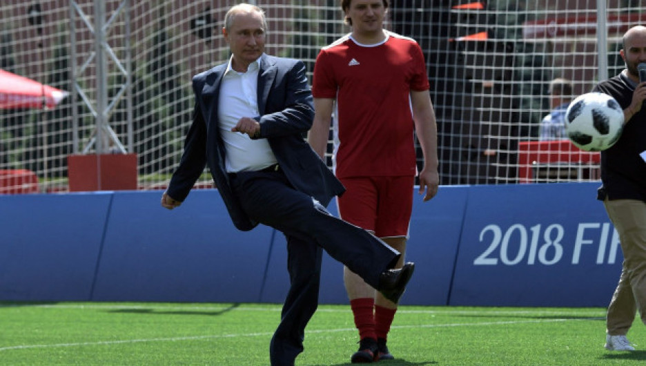 Владимир Путин на Красной площади в парке футбола.