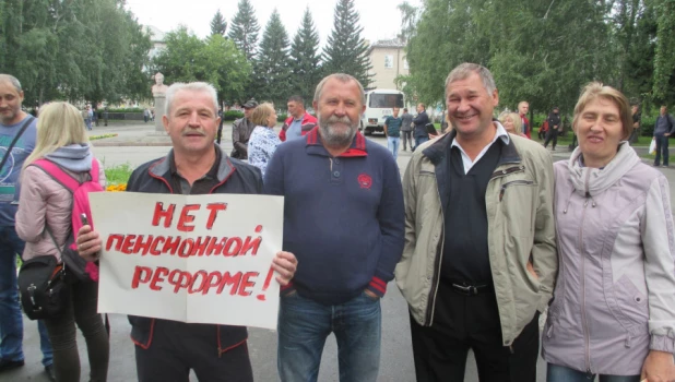 В Барнауле прошел митинг против повышения пенсионного возраста.