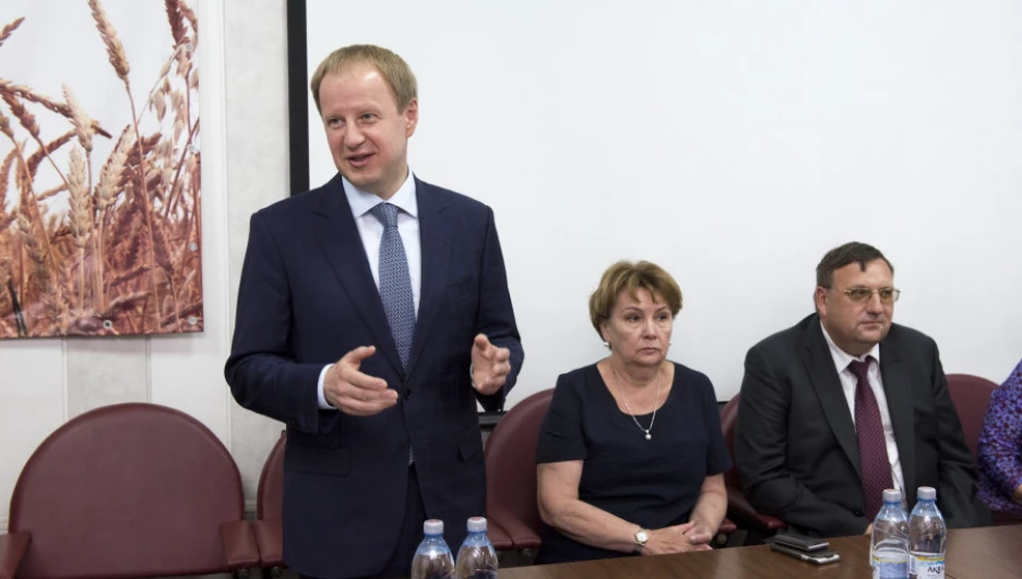 Виктор Томенко на встрече с сотрудниками компании «Алейскзернопродукт».