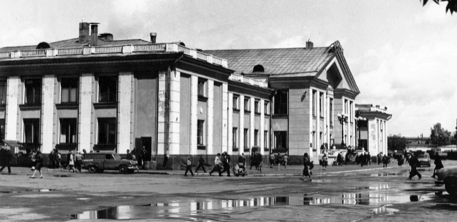 Здание ж-д вокзала на пл.Победы (до 1981г. - Привокзальная пл.). Барнаул в 1980-х годах.