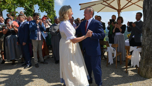 Танцевавшая с Путиным экс-глава МИД Австрии покинула совет директоров «Роснефти»