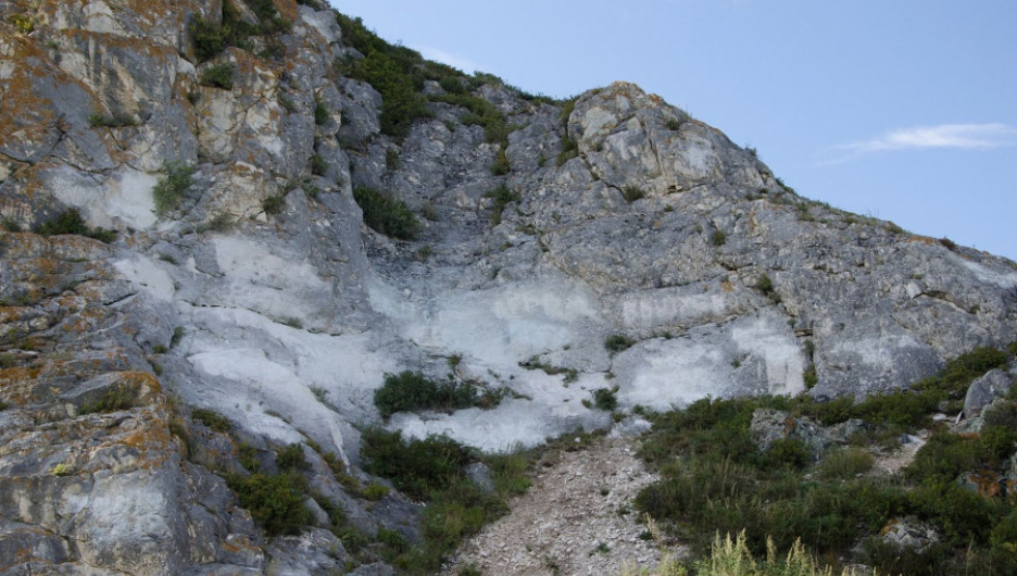 На Алтае женщина отругала туристов, которые хотели разрисовать скалы