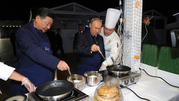 Владимир Путин и лидер КНР Си Цзиньпин на "Улице Дальнего Востока".