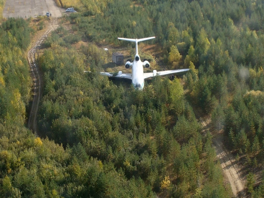 Аварийная посадка Ту-154М в заброшенном аэропорту в Коми в 2010 году. 