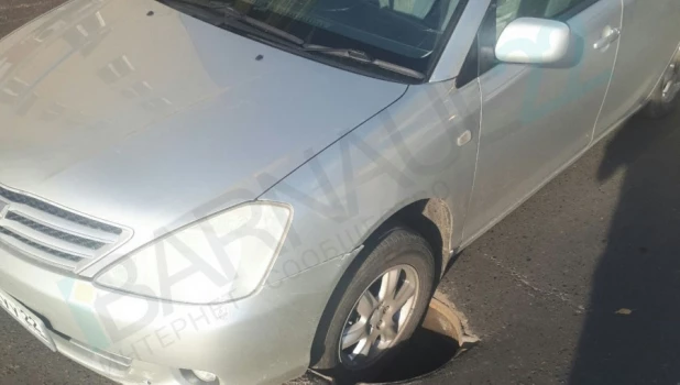 В центре Барнаула Toyota провалилась в открытый люк.