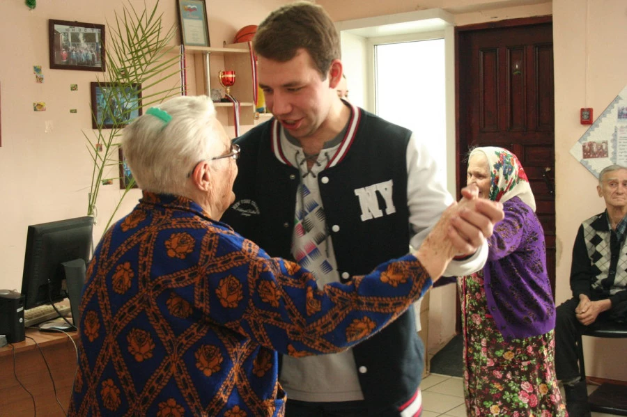 Волонтеры фонда &quot;Старость в радость&quot; в домах для престарелых в Алтайском крае.