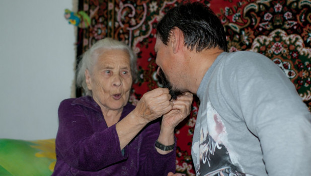 Волонтеры фонда "Старость в радость" в домах для престарелых в Алтайском крае.