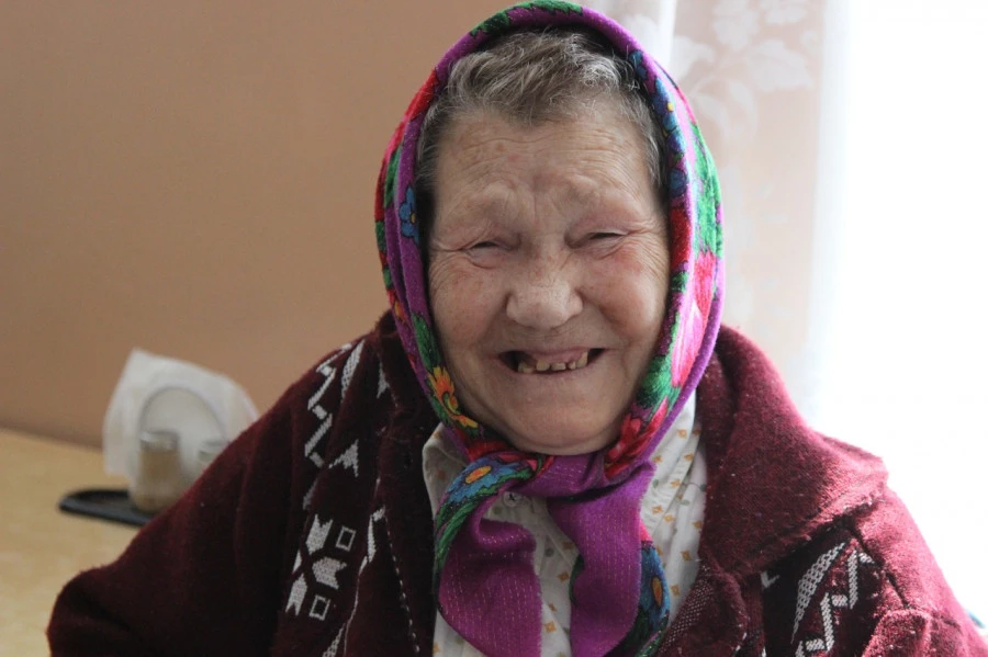 Волонтеры фонда &quot;Старость в радость&quot; в домах для престарелых в Алтайском крае.
