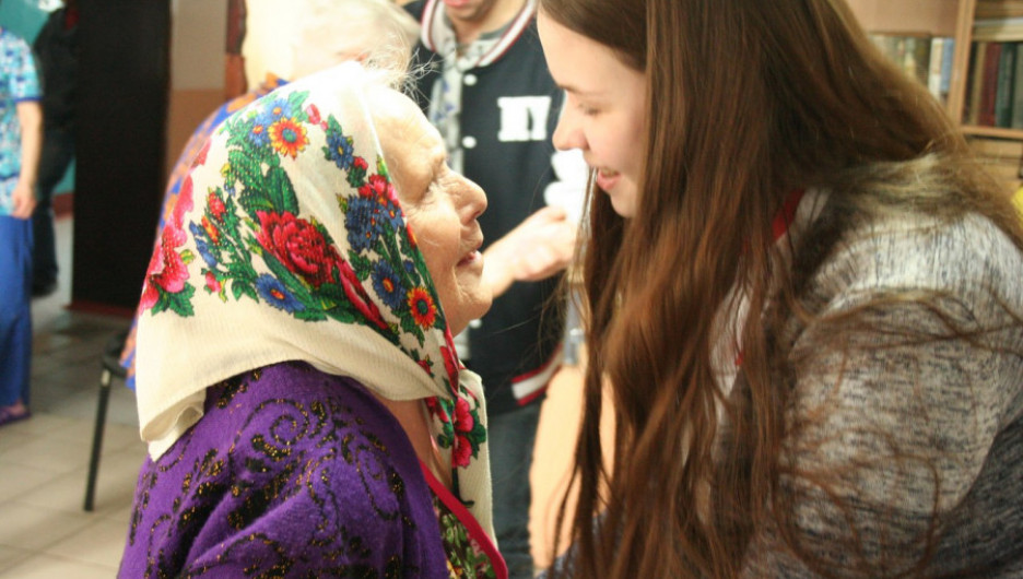 Волонтеры фонда "Старость в радость" в домах для престарелых в Алтайском крае.