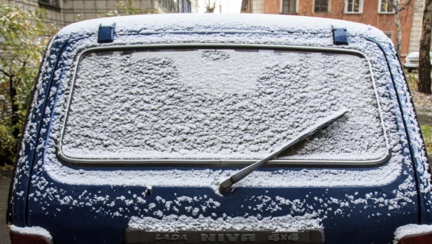 Первый снег. Автомобиль.