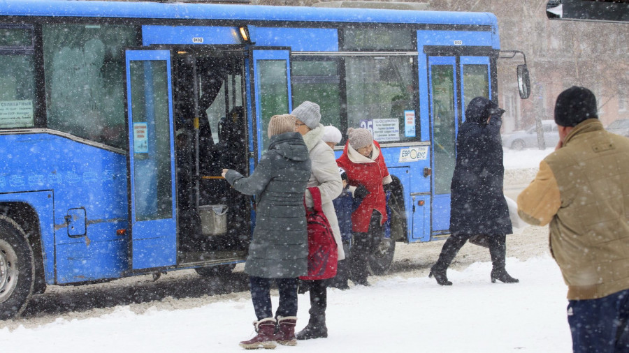 Зима. Автобус. Пассажиры.