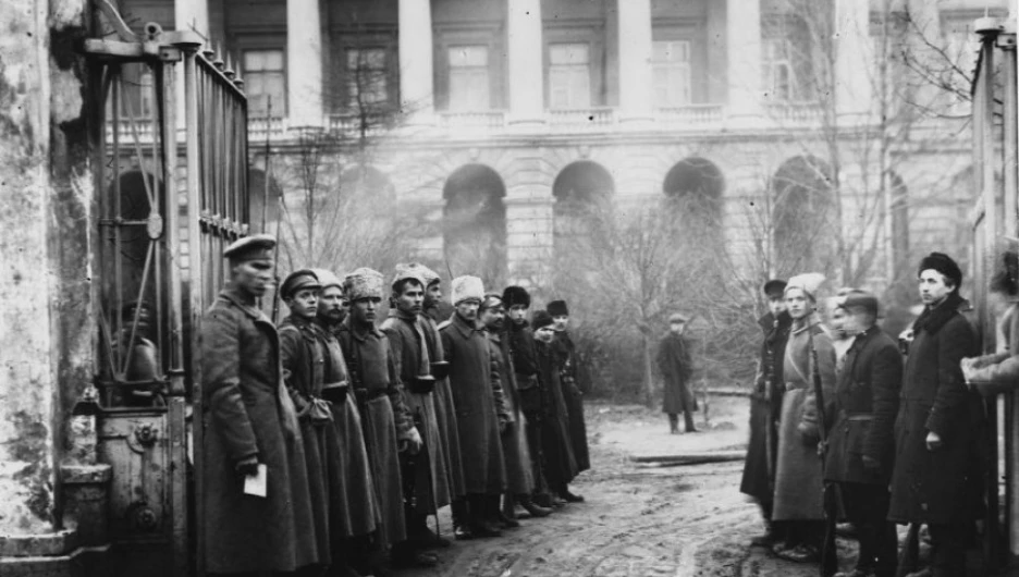 Октябрьская революция. У ворот Смольного.